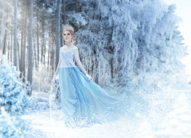 schöne junge frau im märchenwald - ice winter white women stock-fotos und bilder