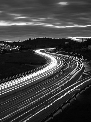 black and white highway was photographed in the city of Itaúna, in the state of Minas Gerais.