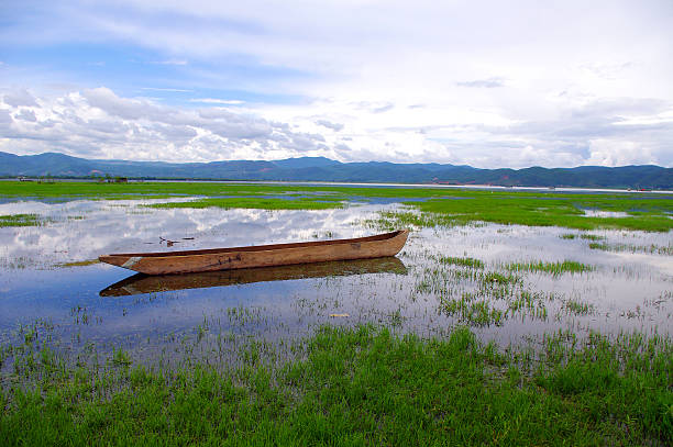 belo lago - lijiang landscape wetland marsh - fotografias e filmes do acervo