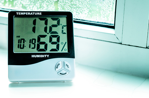 Medición de temperatura y humedad en la habitación. Ventanas de plástico photo