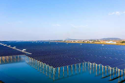 湖面上的太陽能發電場