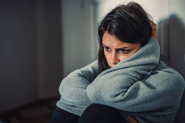 primo piano della donna che ha un crollo mentale - tenersi la testa tra le mani foto e immagini stock