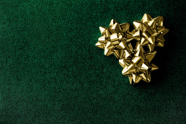 рождественская зеленая фольга золотой связанный лук подарочная коробка блеск бумага праздничный фон изумрудный темный чирок день рождени - gift christmas christmas present three objects стоковые фото и изображения
