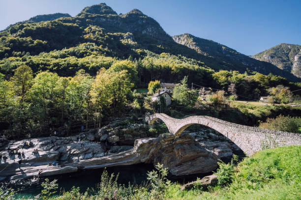 puente de piedra ponte des salti sobre el río verzasca en suiza - riverbed switzerland valley stone fotografías e imágenes de stock