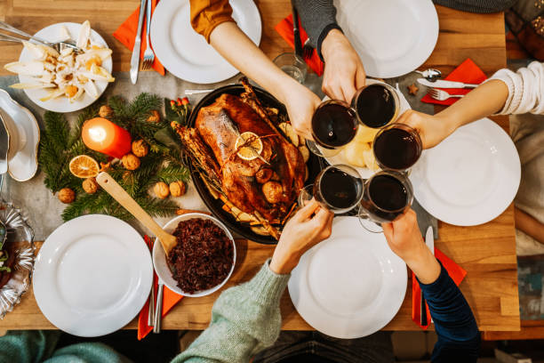vista dall'alto degli amici a tavola durante la tradizionale cena di natale - goose roasted goose meat spit roasted foto e immagini stock