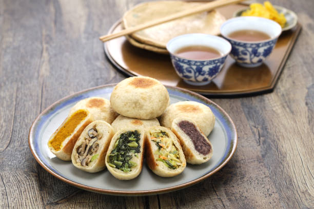 las albóndigas oyaki están rellenas de verduras, condimentadas con miso y salsa de soja. comida japonesa - prefectura de nagano fotografías e imágenes de stock