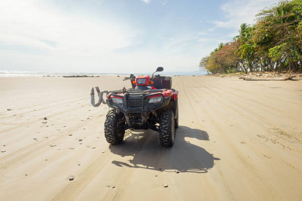 quad sur la plage au costa rica - off road vehicle quadbike desert dirt road photos et images de collection