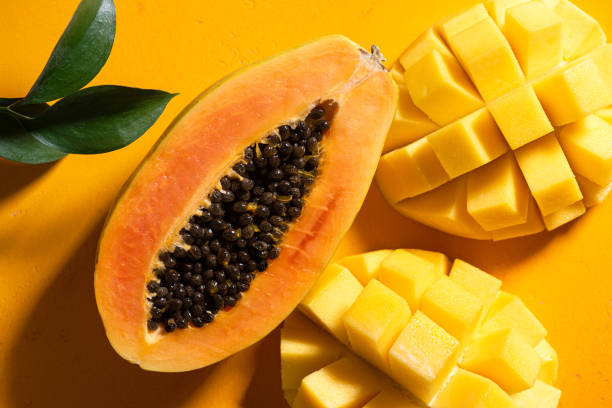 papaya y mango frutas tropicales - papaya fruta tropical fotografías e imágenes de stock