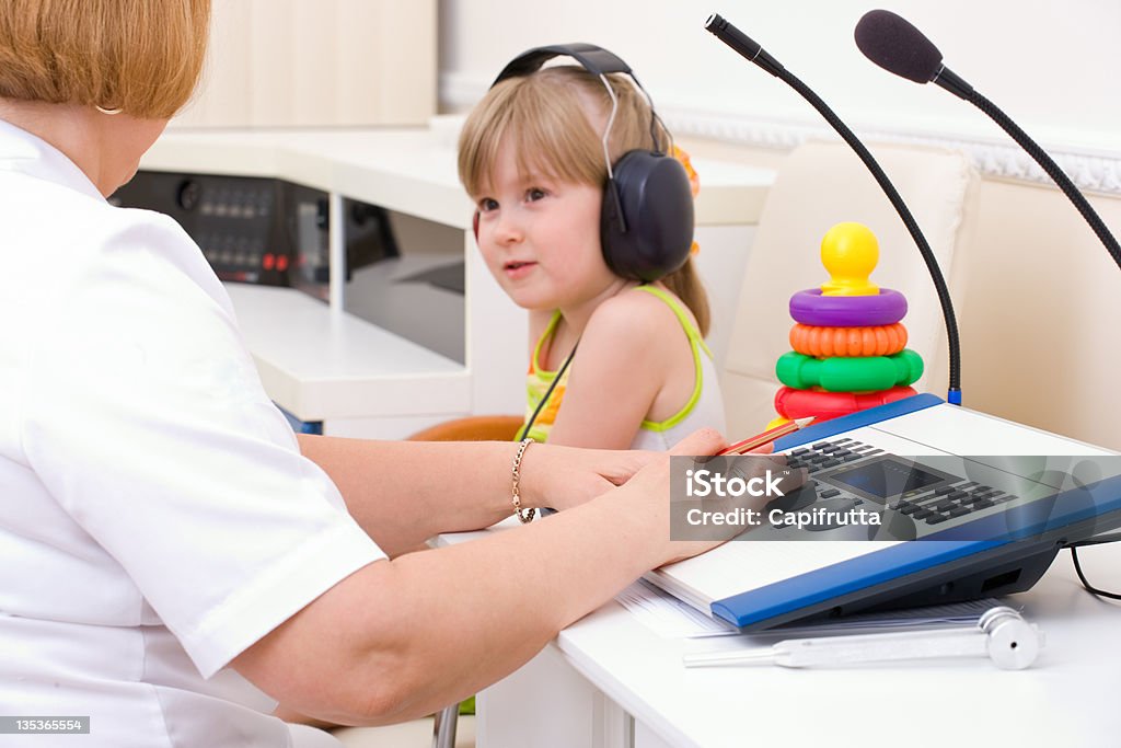 Médico testes Menina Audiologista - Royalty-free Surdo Foto de stock