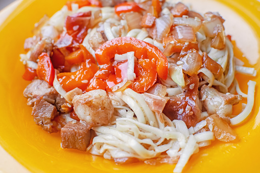 Classic Japanese udon rice noodles fried with chiken, tomatoes, peppers, sesame seeds and teriyaki sauce. Wok Noodles.