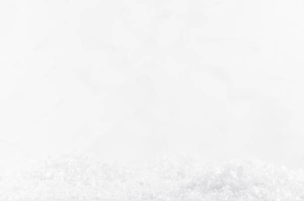 白い柔らかい光繊細な偽の雪と抽象的な妖精の冬の背景としてぼかしと明るい光沢のある雪片。デザイン、ポスター、カード、チラシ、パンフレットのためのお祝いのクリスマスの背景。 - 偽物の雪 ストックフォトと画像