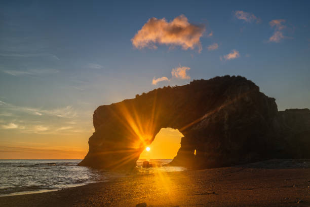 vista luminosa dell'alba nel sakhalin cape gianton - isola di sakhalin foto e immagini stock