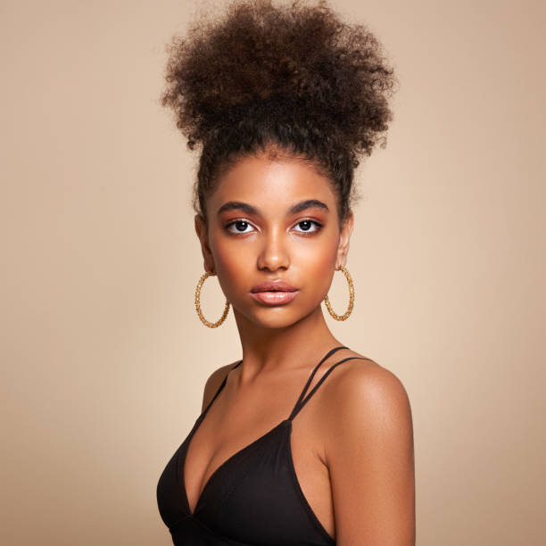 portret piękności afroamerykanki z włosami afro - jewelry glamour brown hair stage makeup zdjęcia i obrazy z banku zdjęć