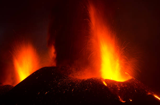 извержение вулкана. - volcano erupting lava fire стоковые фото и изображения