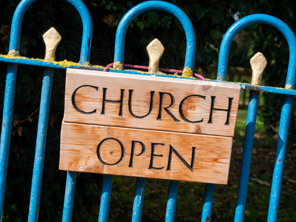 'church open' - sign on a church gate - church greeting welcome sign sign imagens e fotografias de stock