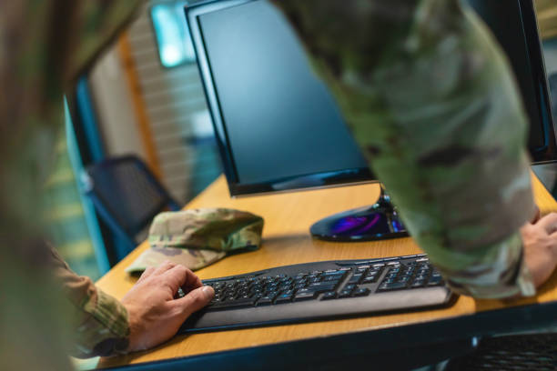 技術写真シリーズを使用してオフィス設定でプロの働く白人男性州兵役員 - universal camouflage pattern ストックフォトと画像