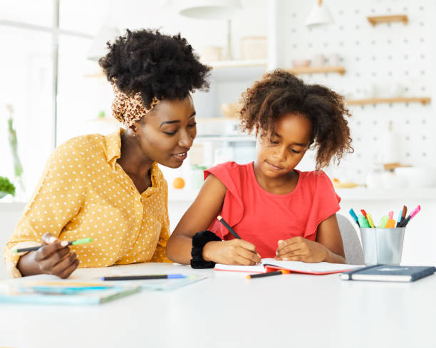 lição de casa ensino educação mãe crianças filha familiy criança criança sala de aula preto afro-americano - só meninas adolescentes - fotografias e filmes do acervo