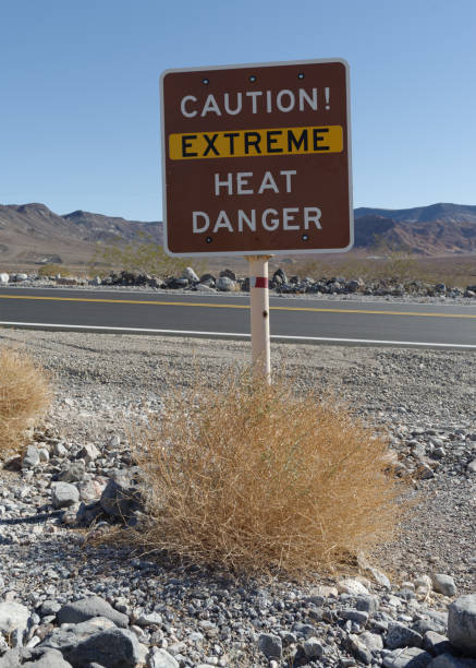 istock Extreme Heat Road Sign 1353669817