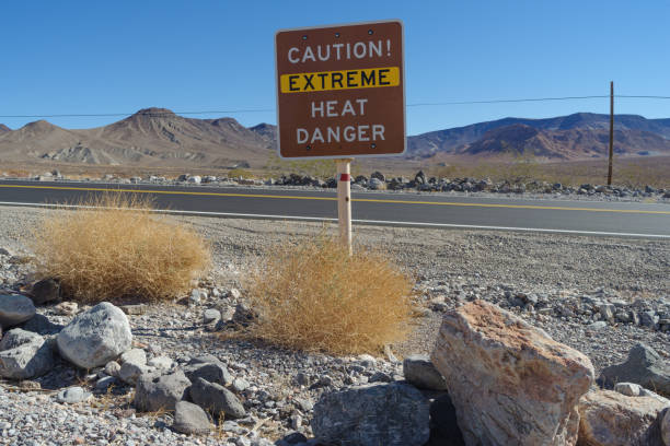 istock Extreme Heat Road Sign 1353669914