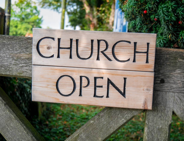 деревянная табличка «церковь открыта» на воротах погостя - church greeting welcome sign sign стоковые фото и изображения