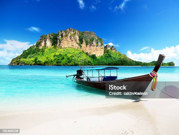 Długa Wyspa Łódź I Poda W Tajlandii - zdjęcia stockowe i więcej obrazów Tajlandia - Tajlandia, Krabi, Plaża