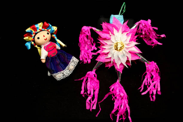 rosa mexikanische piñata zum dekorieren und feiern der weihnachtsfeiertage gefüllt mit obst, süßigkeiten und spielzeug aus ton und farbigem papier - mexico mexican culture carnival paper stock-fotos und bilder