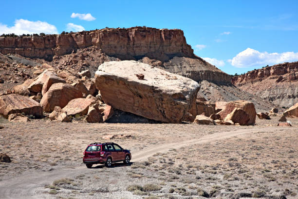 primitive straße unterhalb des molen reef - san rafael swell stock-fotos und bilder