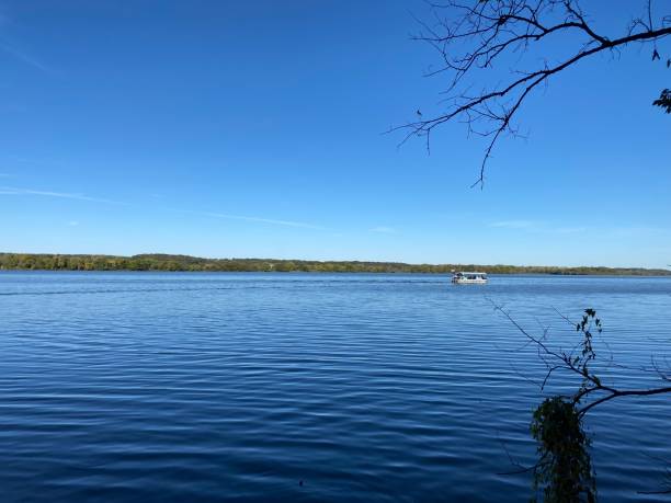 istock Fall Color in starved rock state park and Matthiessen park 1353690654