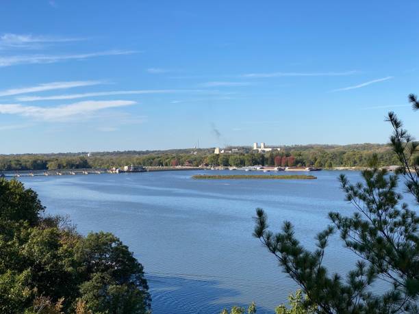 istock Fall Color in starved rock state park and Matthiessen park 1353690681