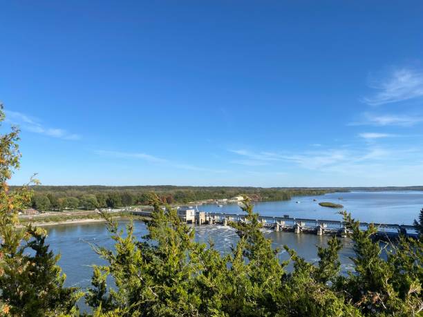 istock Fall Color in starved rock state park and Matthiessen park 1353690687