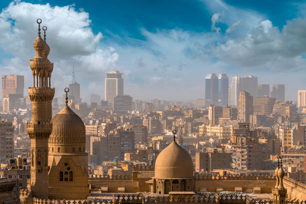 von oben blick auf die moscheen von sultan hassan und al-rifai in kairo. - cairo egypt mosque minaret stock-fotos und bilder