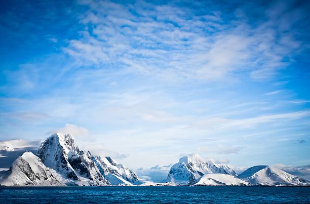 montagne innevate - uncultivated snow ice antarctica foto e immagini stock