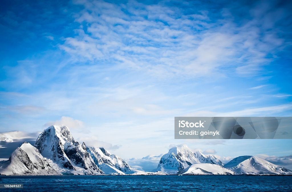 Montanhas cobertas de neve - Foto de stock de Antártica royalty-free
