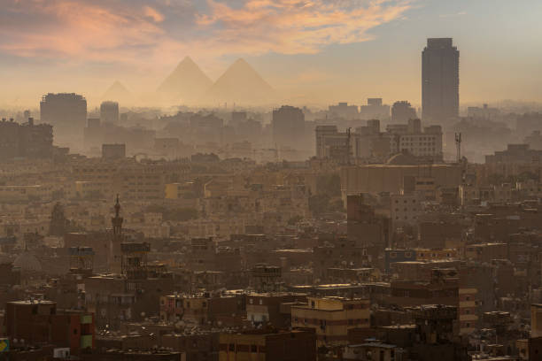 vista aérea de la ciudad de el cairo en egipto y siluetas de pirámides en la parte posterior. - áfrica del norte fotografías e imágenes de stock