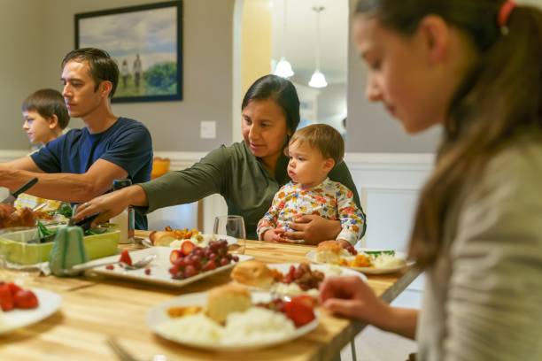 famiglia che mangia insieme al tavolo delle vacanze - 12 23 mesi foto e immagini stock