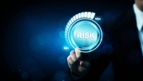 위험 관리 비즈니스 전략 계획 개념. 사업가 손 포인팅 위험 수준 - 위험 요소 뉴스 사진 이미지