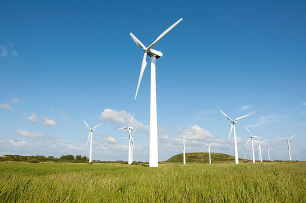 eoliennes - farm scenics landscape alternative energy photos et images de collection