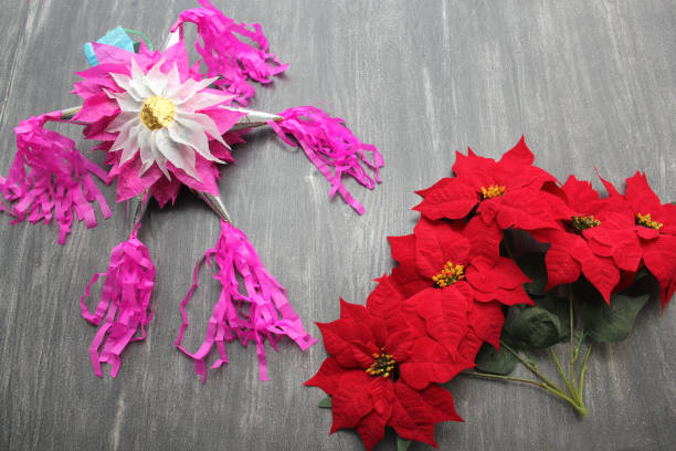 점토와 색종이로 만든 과일, 과자, 장난감으로 가득찬 크리스마스 휴일을 장식하고 축하하는 분홍색 멕시코 피냐타 - mexico mexican culture carnival paper 뉴스 사진 이미지