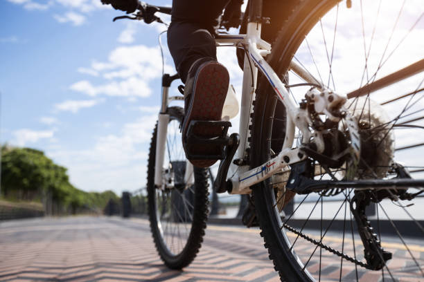 晴れた日に街で自転車に乗っている女性 - bicycle ストックフォトと画像