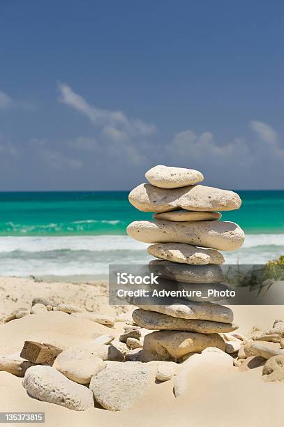 Piedras Equilibrado En El Mar Foto de stock y más banco de imágenes de Agua - Agua, Aire libre, Armonía - Concepto