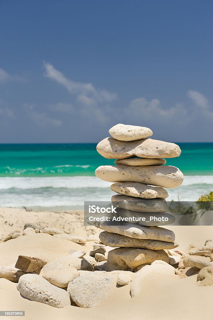Pedras equilibradas no Mar - Royalty-free América Latina Foto de stock