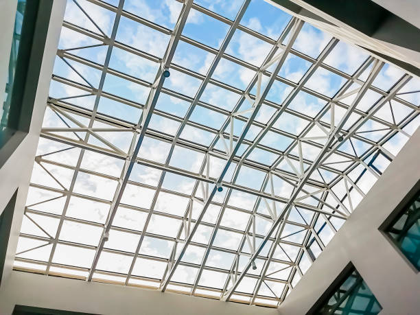 現代のファッションビジネスセンターで金属梁を持つガラス屋根。近代建築の概念。ボトムビュー - steel construction site construction glass ストックフォトと画像