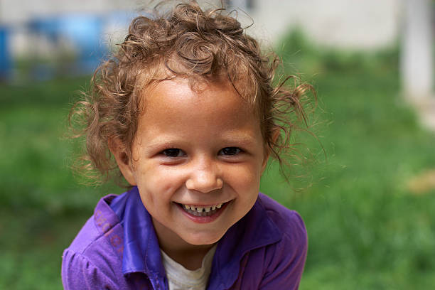 悪いとダーティ、ハッピーな笑顔のかわいい小さな女の子のジプシー - preschooler portrait family outdoors ストックフォトと画像