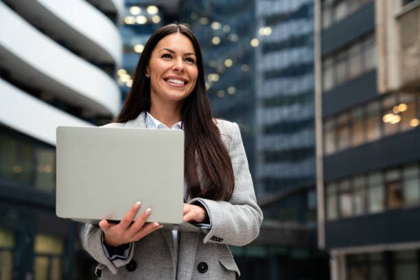 hermosa mujer profesional de negocios en la ciudad al aire libre. concepto de estilo de vida de las personas que trabajan en negocios - street directory fotografías e imágenes de stock