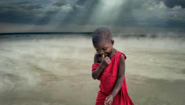 African girl walking in the desert Christian African girl walking in the desert religion sunbeam one person children only stock pictures, royalty-free photos & images