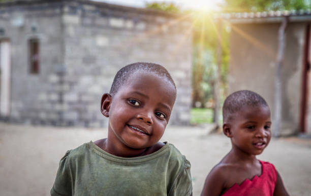 庭で遊ぶ笑顔のアフリカの子供たち - africa child village smiling ストックフォトと画像