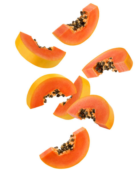 caída de la rebanada de papaya aislada sobre fondo blanco, trayectoria de recorte, profundidad de campo completa - papaya fruta tropical fotografías e imágenes de stock