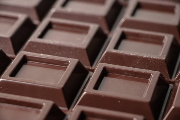 チョコレートの背景。チョコレートバーのクローズアップ - pressure treated ストックフォトと画像