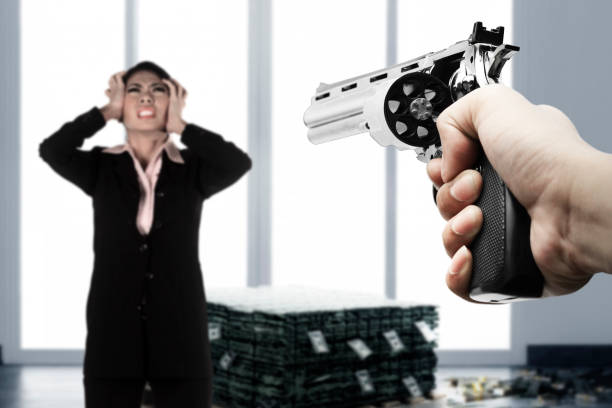 homem criminoso apontando a arma para funcionário do banco enquanto assaltou o dinheiro - gun currency crime mafia - fotografias e filmes do acervo