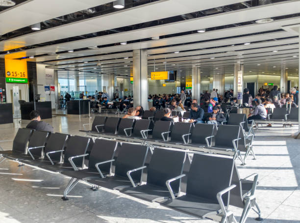 salon odlotów na lotnisku heathrow - heathrow airport london england airport station zdjęcia i obrazy z banku zdjęć